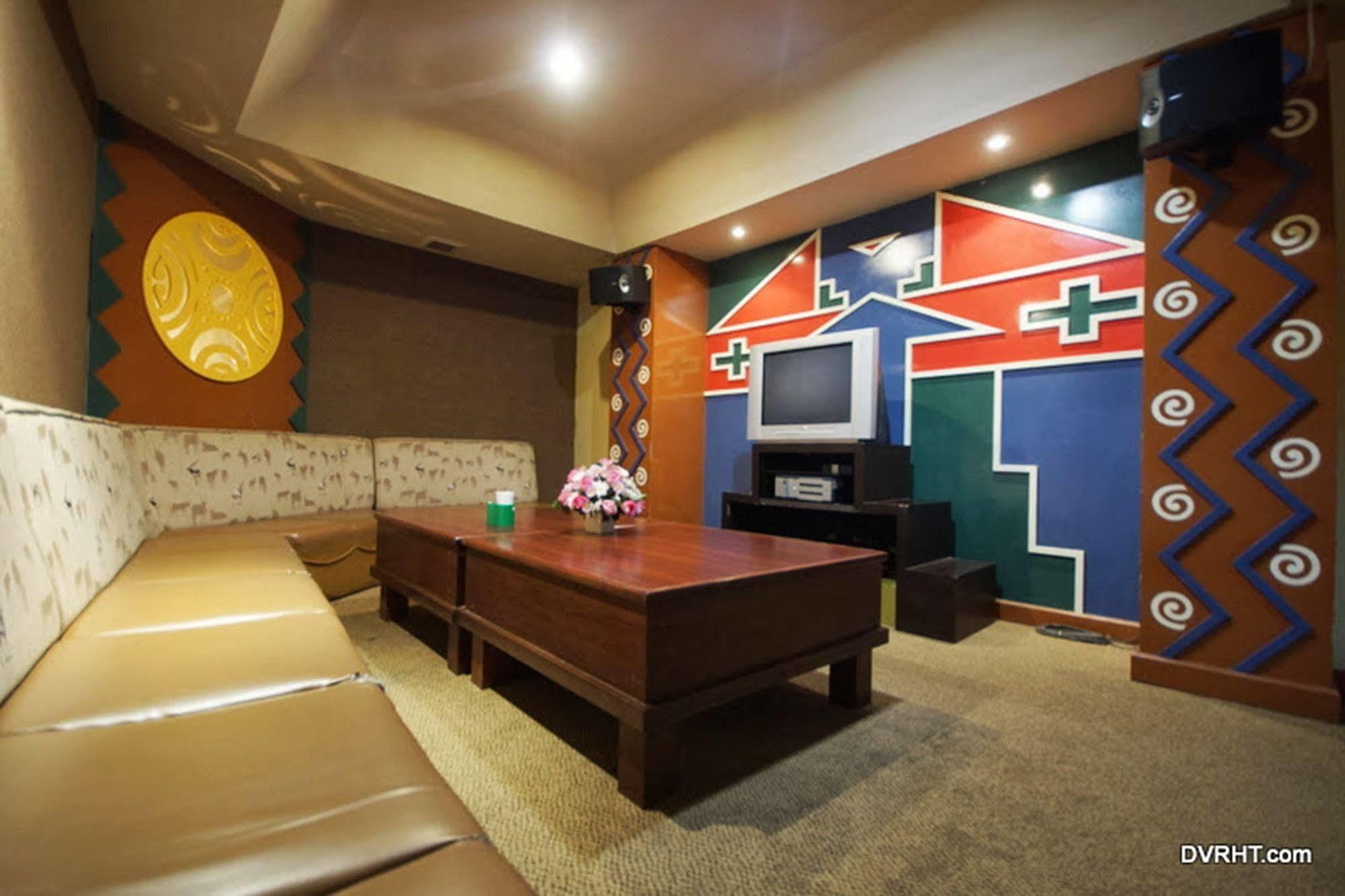 Dhevaraj Hotel Nan Extérieur photo