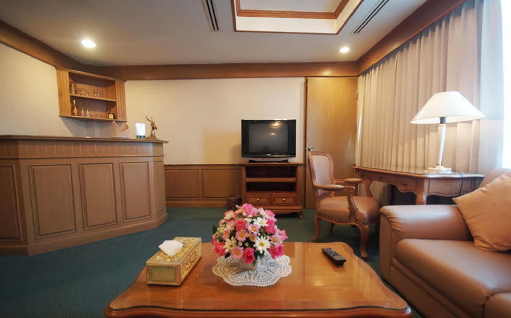 Dhevaraj Hotel Nan Extérieur photo