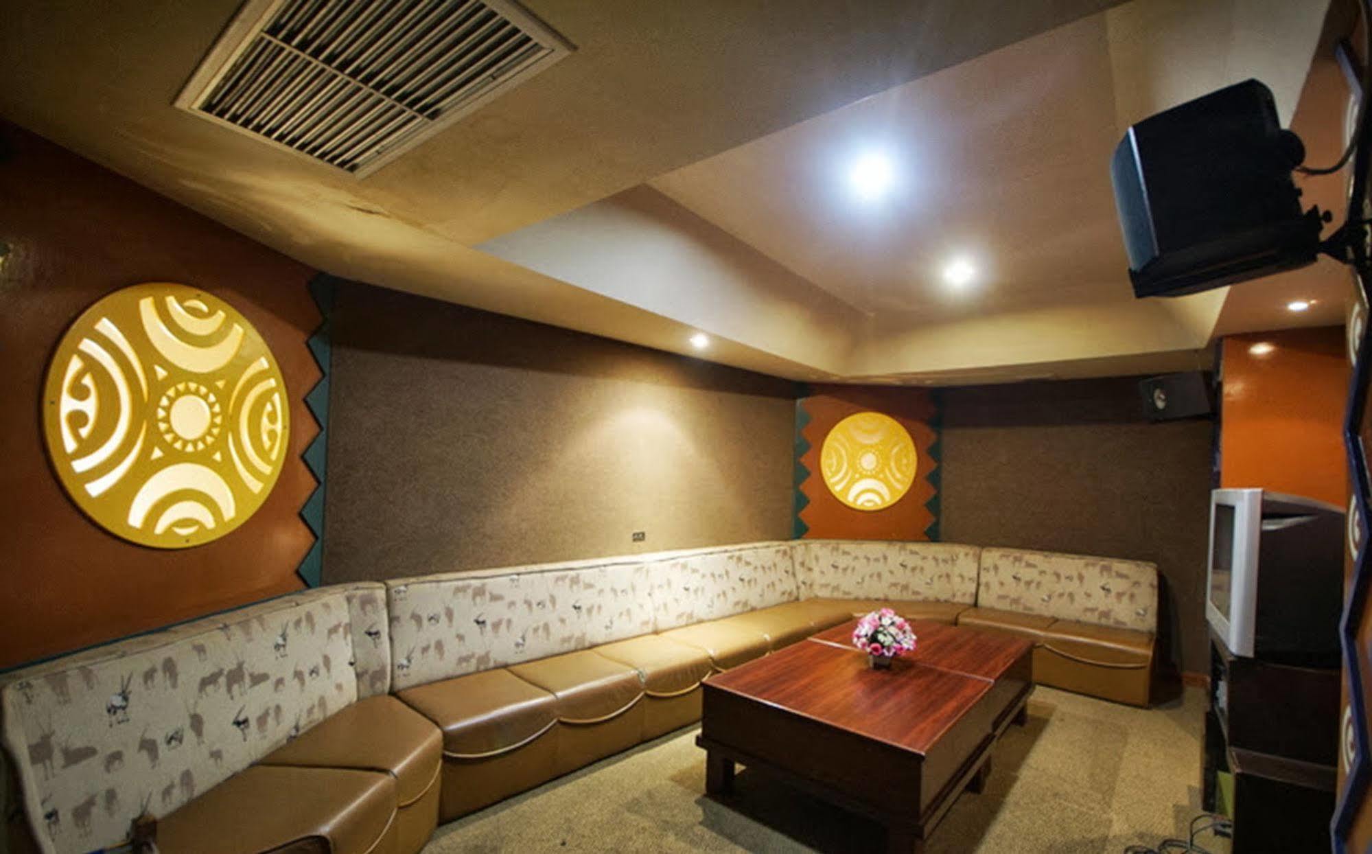Dhevaraj Hotel Nan Extérieur photo