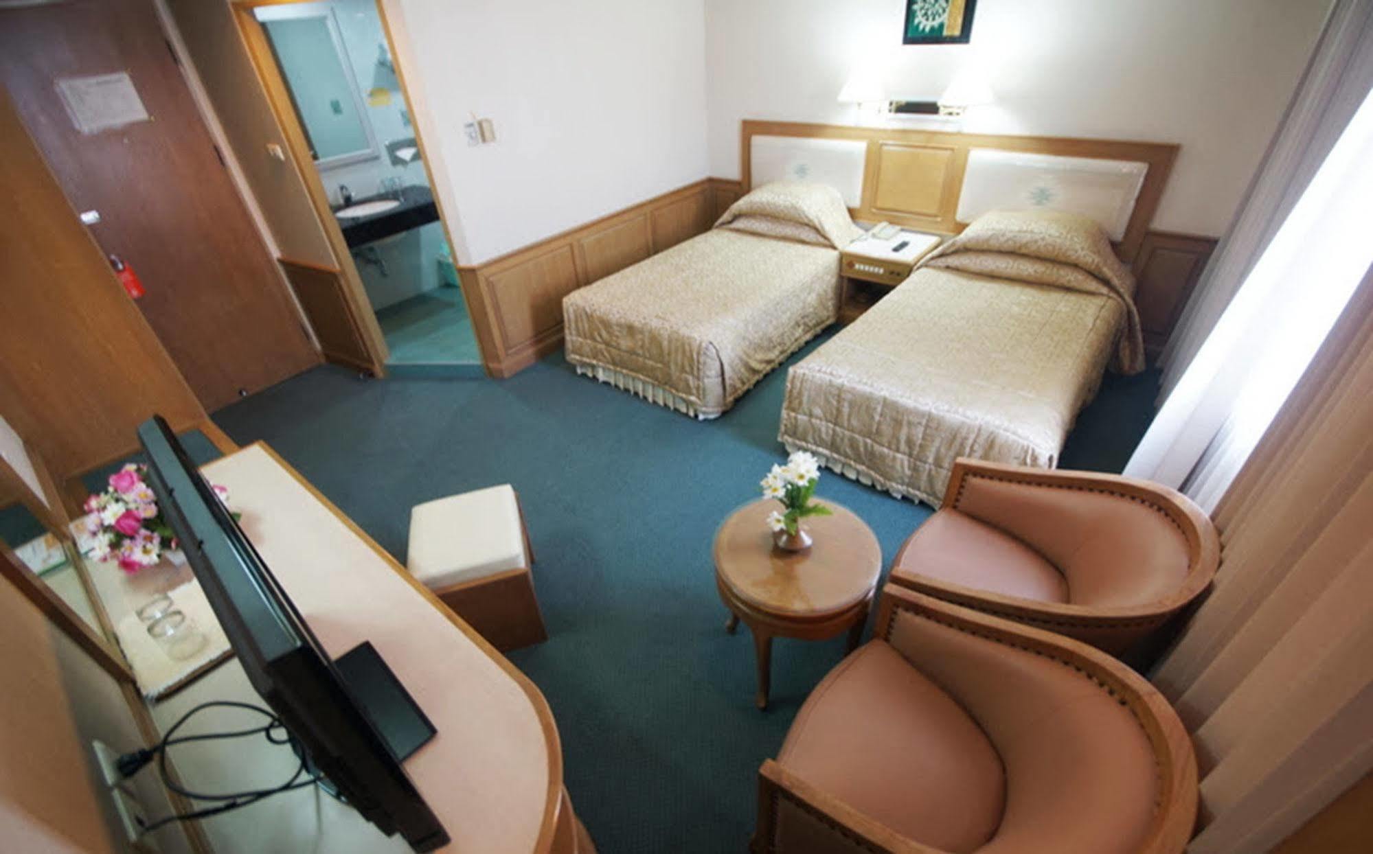 Dhevaraj Hotel Nan Extérieur photo